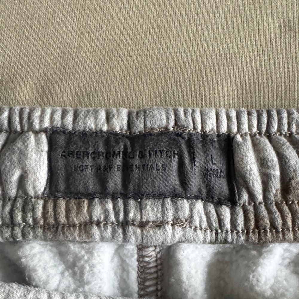 Abercrombie & Fitch Camouflage Fleece Shorts - Large - Picture 3 of 5